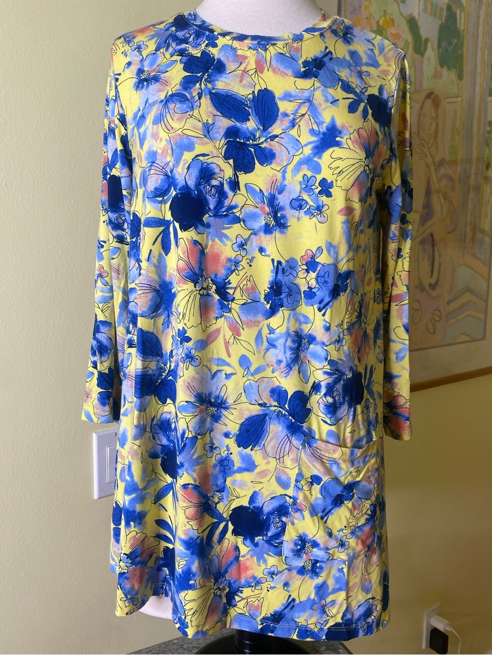 Logo hello and blue floral asymmetrical top
